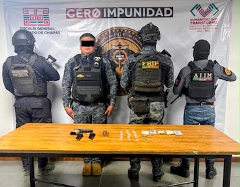 Además del uniforme con insignias apócrifas, las autoridades aseguraron una pistola calibre 9 milímetros, dos cargadores, 32 cartuchos, 15 envoltorios con presunta droga, dinero en efectivo y un Volkswagen Jetta blanco. (Crédito: facebook | Secretaría de Seguridad del Pueblo)