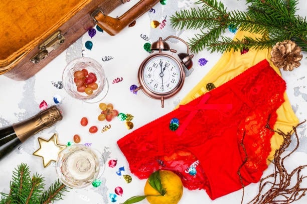 La venta de ropa interior amarilla, roja y blanca aumenta en diciembre por su asociación con la prosperidad, el amor y la paz - crédito iStock