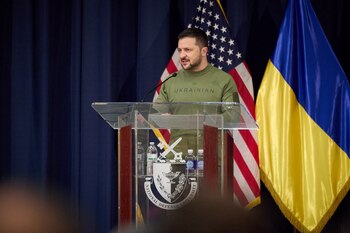 El presidente de Ucrania, Volodimir Zelensky, habla durante una reunión en la Universidad de Defensa Nacional en Washington, Estados Unidos, el 11 de diciembre de 2023. Ukrainian Presidential Press Service/Handout via REUTERS