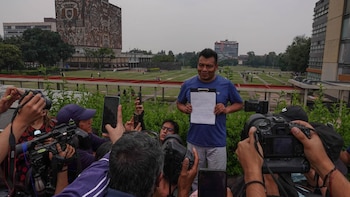 Con bloqueo en Insurgentes, aspirantes seleccionados de la UNAM exigen respuestas al rector y rechazan nuevo examen