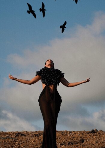 Andrea Valdiri rodeada de cuervos