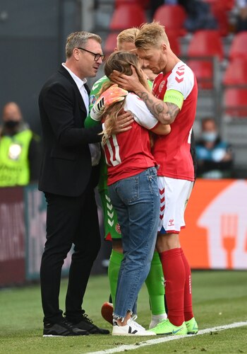 El capitán Kjaer tranquilizó a Sabrina Kvist, esposa de Christian Eriksen (Foto: REUTERS)