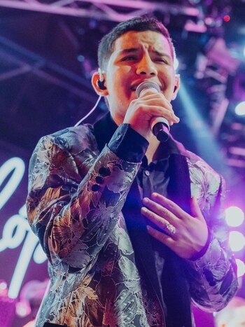 El joven va seguir los caminos de su papá en la música - crédito @pastorlopezjr/Instagram