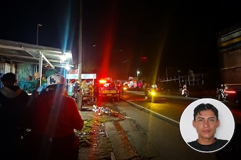 Una carretera de noche con una patrulla policial, personas en la acera, objetos en el suelo y un recuadro circular con la foto de un hombre.
