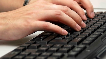 Grandes editoriales de Estados Unidos usan IA en secreto y sus empleados se rebelan