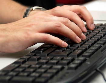 14/06/2010 Una persona escribiendo en el teclado del ordenador
SOCIEDAD INTERNET INVESTIGACIÓN Y TECNOLOGÍA ESPAÑA EUROPA