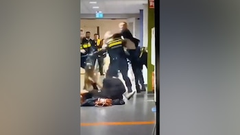Indignación por la violenta reacción de un policía que tiró al suelo a una mujer embarazada en Países Bajos
