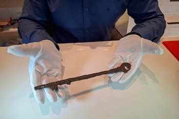 BENALMÁDENA (MÁLAGA), 24/09/2026.- José Antonio Fernández, perito judicial en arqueología y escritor, ha descubierto, en una maleta comprada en un rastro malagueño, una llave que dice que es de época nazarí, que puede pertenecer a una de las torres o un calabozo de la Alhambra y que estaba junto a unos planos de este conjunto monumental de Granada. EFE/Salvador Ruiz