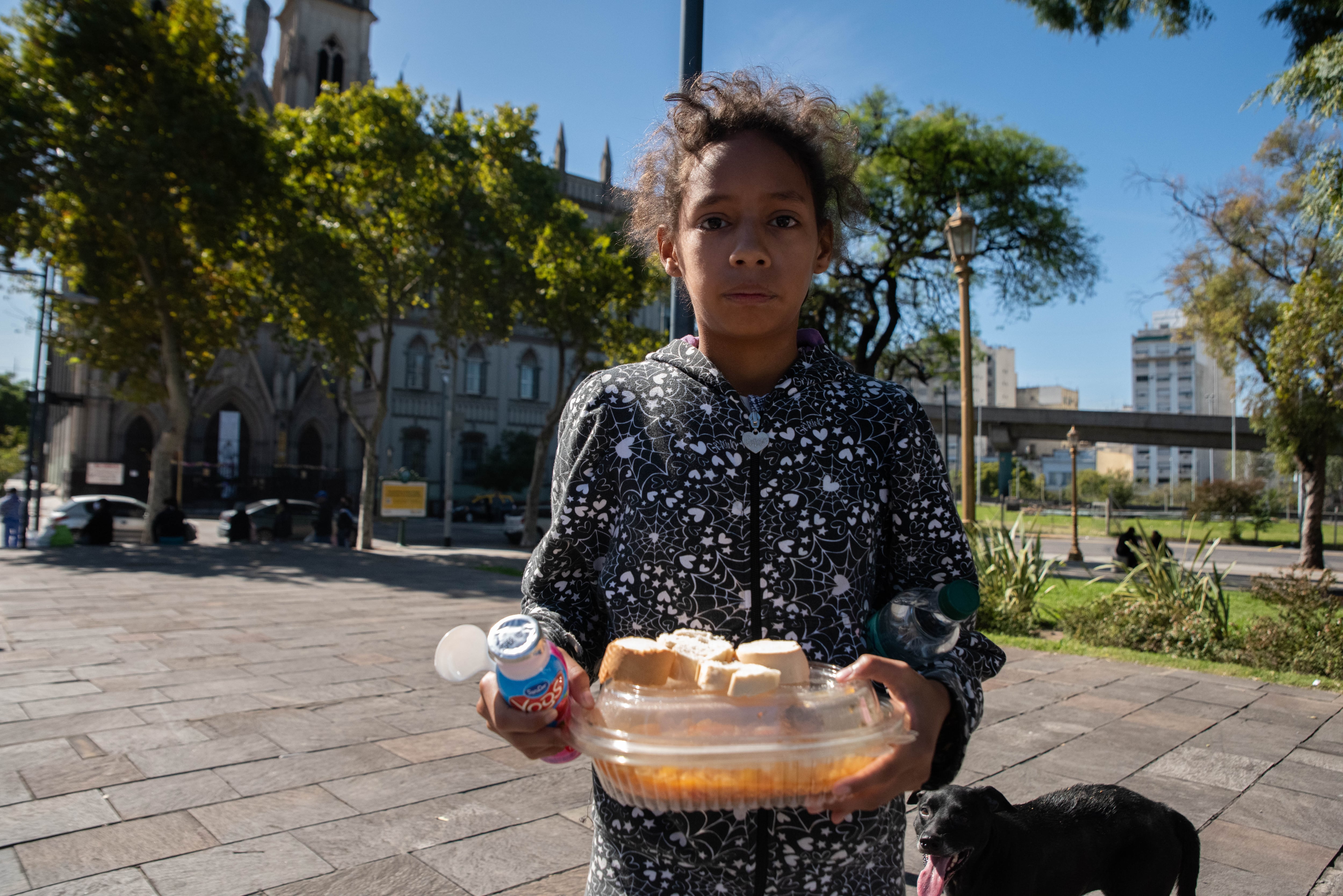 Las ollas populares, nacidas en períodos críticos argentinos, se sostienen hoy principalmente con donaciones privadas y apoyo de instituciones religiosas