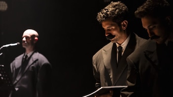 La puesta en escena de “Cariño Malo” fusiona radioteatro en vivo, melodrama queer y música criolla peruana, marcando el inicio de la franja La Plaza Trasnoche y cautivando al público con su original propuesta.