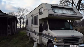 Robert Rea, un hombre de Ohio, fue encontrado muerto y las autoridades se sorprendieron al enterarse que estuvo conviviendo con el cadáver de su esposa