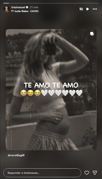 Captura de pantalla de una historia de Instagram con una foto en blanco y negro de una mujer embarazada y la frase en mayúsculas te amo