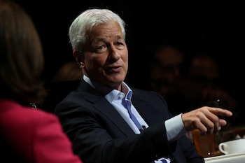 Jamie Dimon advierte que la inteligencia artificial amplifica el riesgo de ciberataques y obliga a la banca internacional a reforzar su seguridad informática (REUTERS/Mike Segar/File Photo)