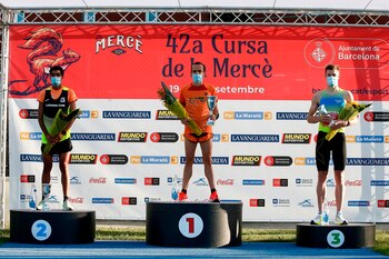 Los corredores Artur Bossy (c), Soufiane Abrouk (i) y Marcel Walkington (d) conforman el podio masculino de la 42 edición de la Cursa de la Mercè. EFE/Quique Garcia