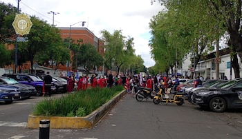 Manifestantes mantienen cerrada la circulación en Doctor José María Vértiz, entre Doctor Lavista y Doctor Río de la Loza, en la alcaldía Cuauhtémoc (X@OVIALCDMX)