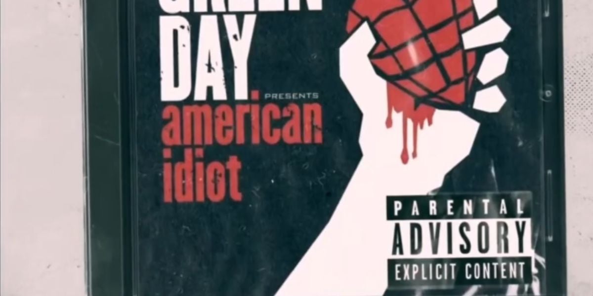 La etiqueta se consolidó como parte esencial de portadas de álbumes, cassettes y vinilos durante décadas (Captura/YouTube)