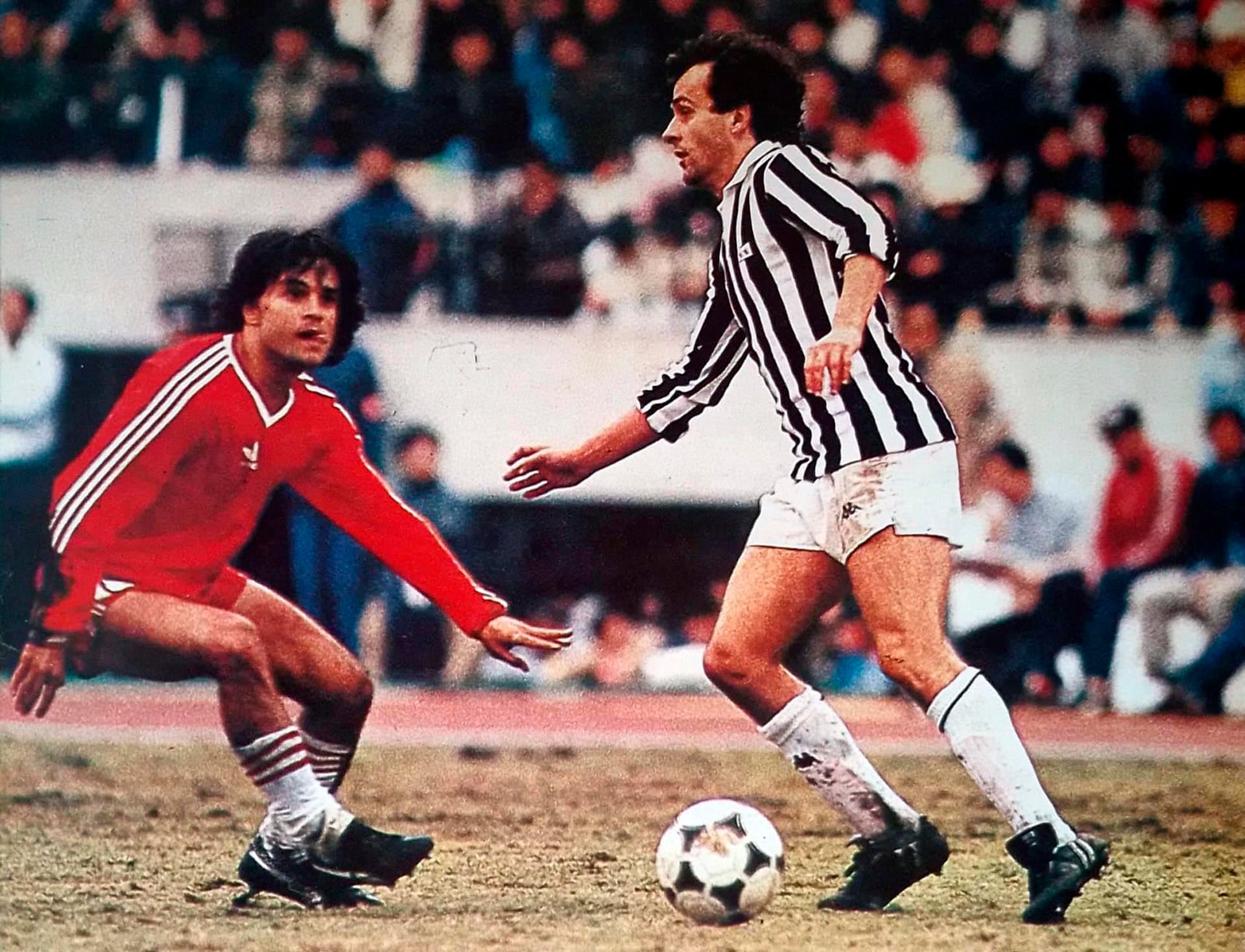 Michel Platini y toda su clase, siempre con cabeza levantada, frente a la marca de Emilio Commisso