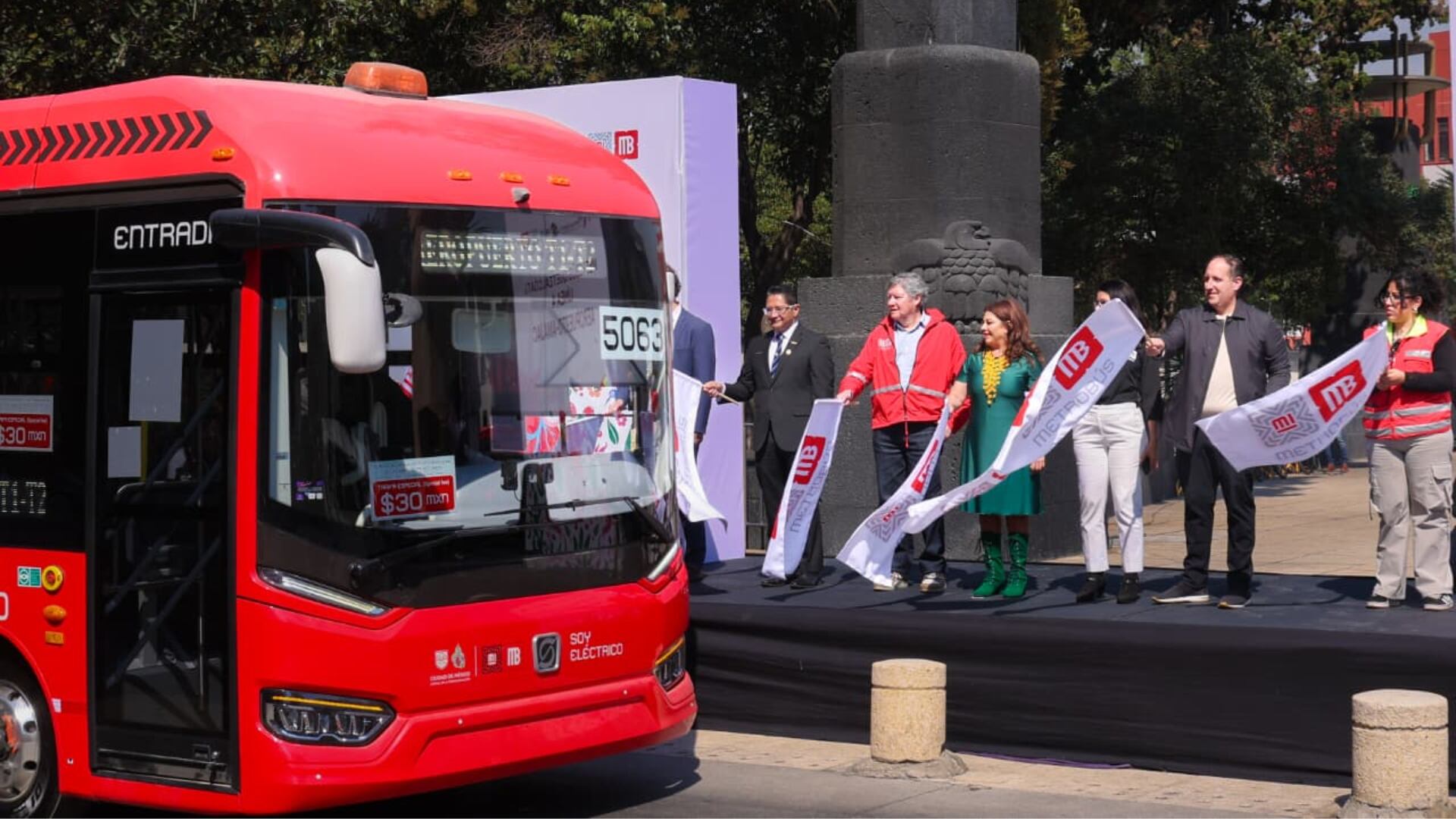 Clara Brugada da banderazo de salida a unidades del Metrobús de la nueva ruta