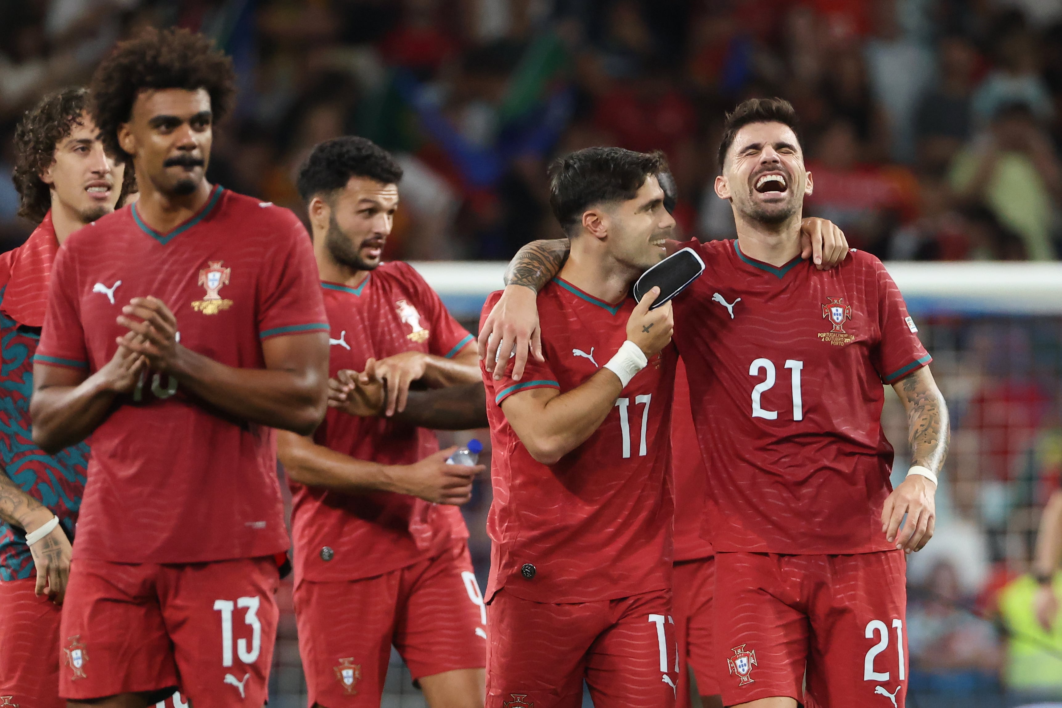 Ruben Neves y Pedro Neto de Portugal festejan con sus compañeros la victoria en el encuentro de la Liga de Naciones ante Noruega el domingo 4 de octubre del 2026. (AP Foto/Luis Vieira)