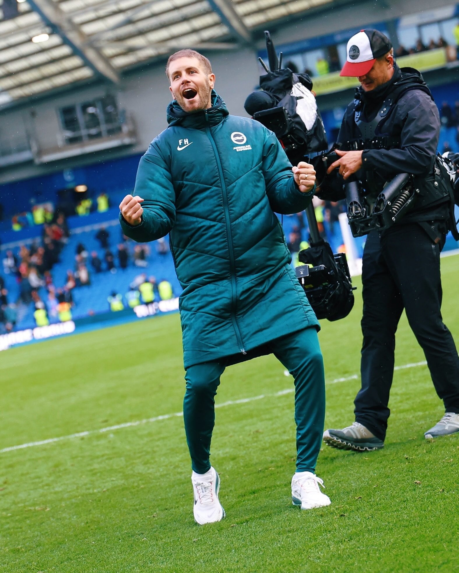 Un anillo en la mano del entrenador durante la victoria de Brighton sobre Crystal Palace reveló el casamiento de la pareja (Instagram)