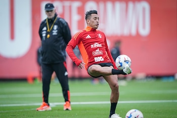Christian Cueva viene trabajando a la par de sus compañeroa de la selección peruana. (FPF)