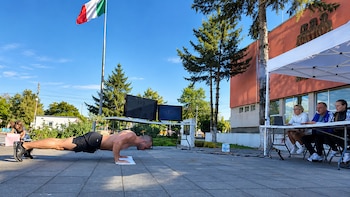 “Quería inspirar a otros a desafiar sus propias limitaciones”: un entrenador logró el récord de más flexiones de brazos en 3 minutos