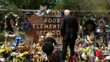 Joe Biden depositó flores y