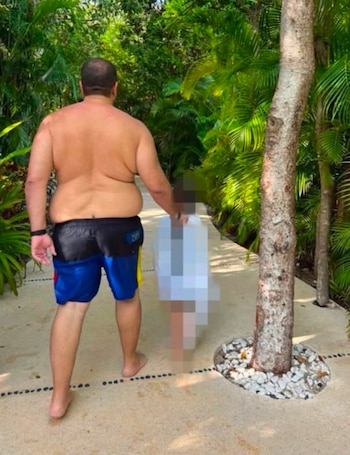 José Ramón publicó una fotografía de él en traje de baño. | X- José Ramón López Beltrán