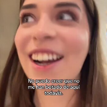 La joven caminaba de sección