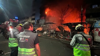 Fuerte incendio consume locales de productos para fiesta en el Mercado de Sonora, CDMX