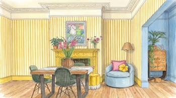 Ilustración de una habitación con paredes a rayas amarillas, mesa de comedor, chimenea, sillón azul, plantas y una cómoda de madera.