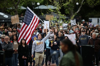 La Universidad de California elevó al 43% la proporción de admitidos de bajos ingresos tras redefinir el umbral familiar en USD 85.000, mientras los estudiantes de primera generación bajaron al 41% (REUTERS/Carlos Barria/File Photo)