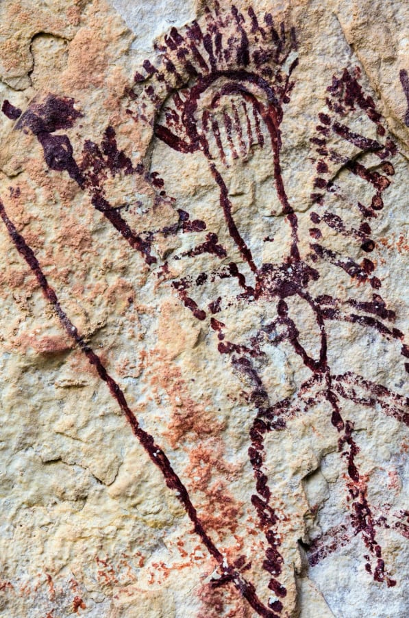 El uso de aglutinantes como la yuca o el tuétano de venado en las pinturas ilustra el conocimiento técnico y la relación profunda con el entorno natural por parte de las comunidades creadoras (Shumla Archaeological Research and Education Center)