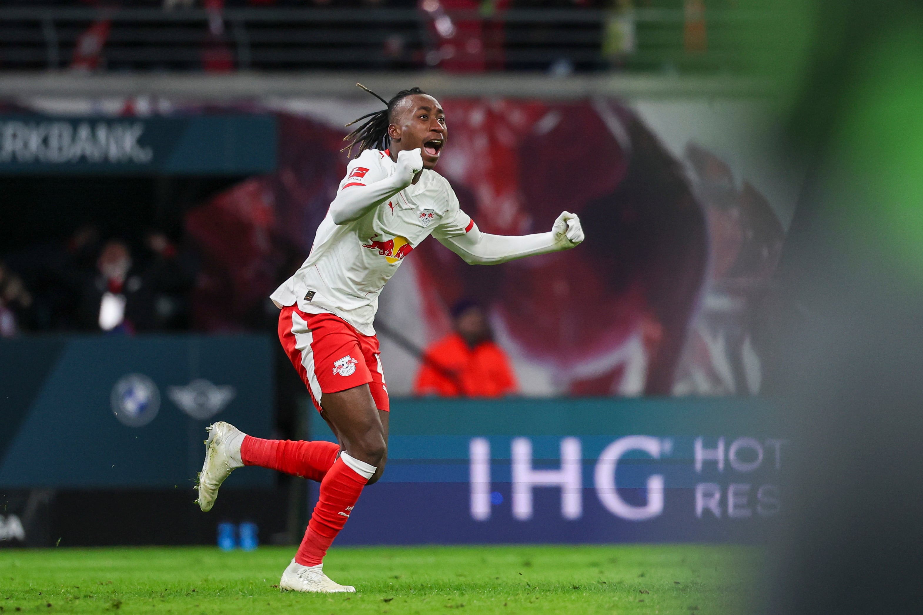 Yan Diomandé del Leipzig celebra tras anotar en el encuentro ante el Wolfsburg en la Bundesliga el domingo 15 de febrero del 2026. (Jan Woitas/dpa via AP)