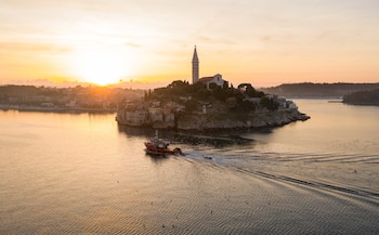 El casco antiguo de Rovinj en la península de Istria destaca por sus casas coloridas junto al mar Adriático, atrayendo turismo internacional (REUTERS/Antonio Bronic)
