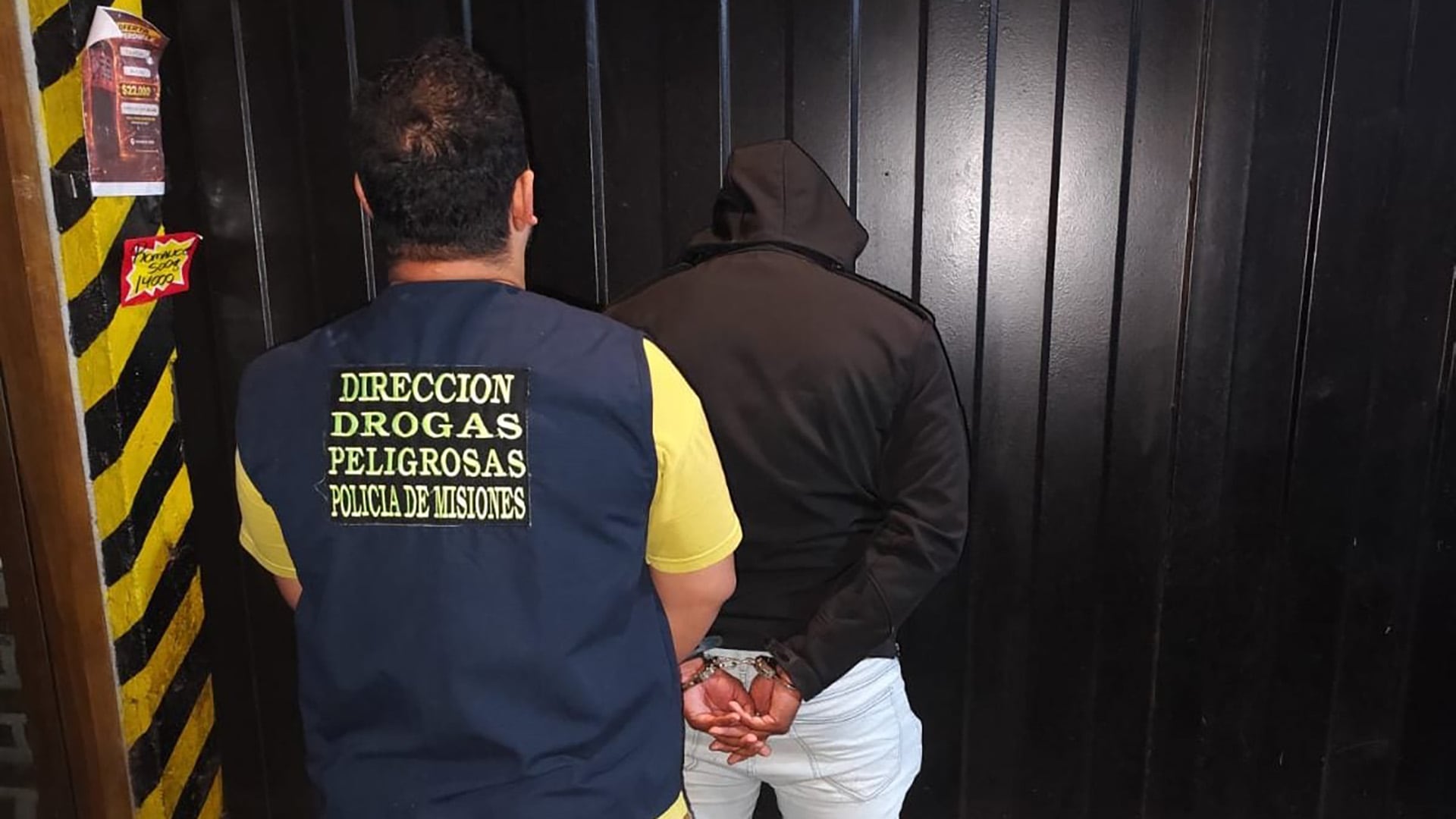 El que pasó a recibir el dinero fue un policía con el rango de oficial auxiliar