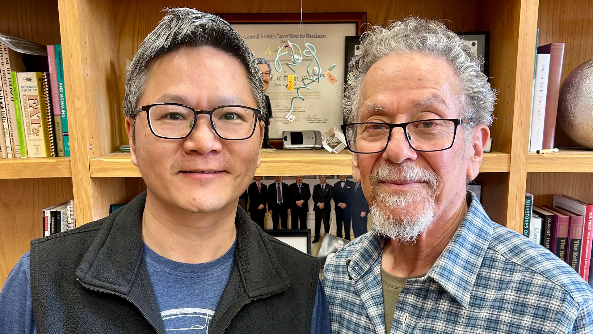 Weiwei Fan y Ronald Evans crearon una plataforma que abre nuevas rutas para estudiar y tratar enfermedades ligadas al ADN mitocondrial (Salk Institute)