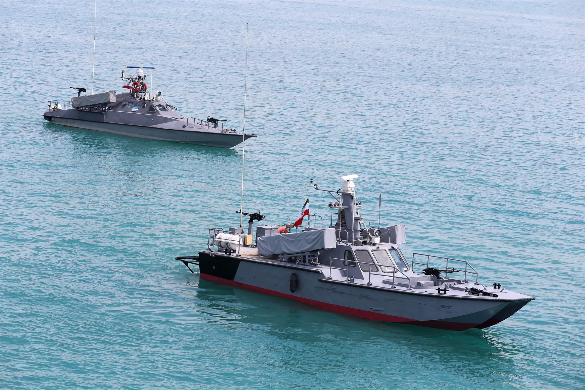 Irán exige control total de Ormuz y advierte ataques a buques sin permiso