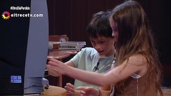 Los nenes probaron diferentes objetos tecnológicos que se utilizaban años atrás (Captura de video)