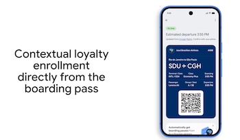 Un smartphone en pantalla muestra un pase de abordar digital de Azul Brazilian Airlines con código QR y detalles de vuelo. Texto lateral indica inscripción a fidelidad