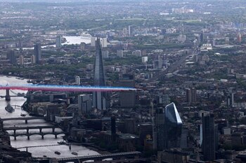 El equipo de la Royal Air Force pasa volando como parte del desfile de las fuerzas armadas y los veteranos. (AS1 Leah Jones RAF/UK MOD/REUTERS)