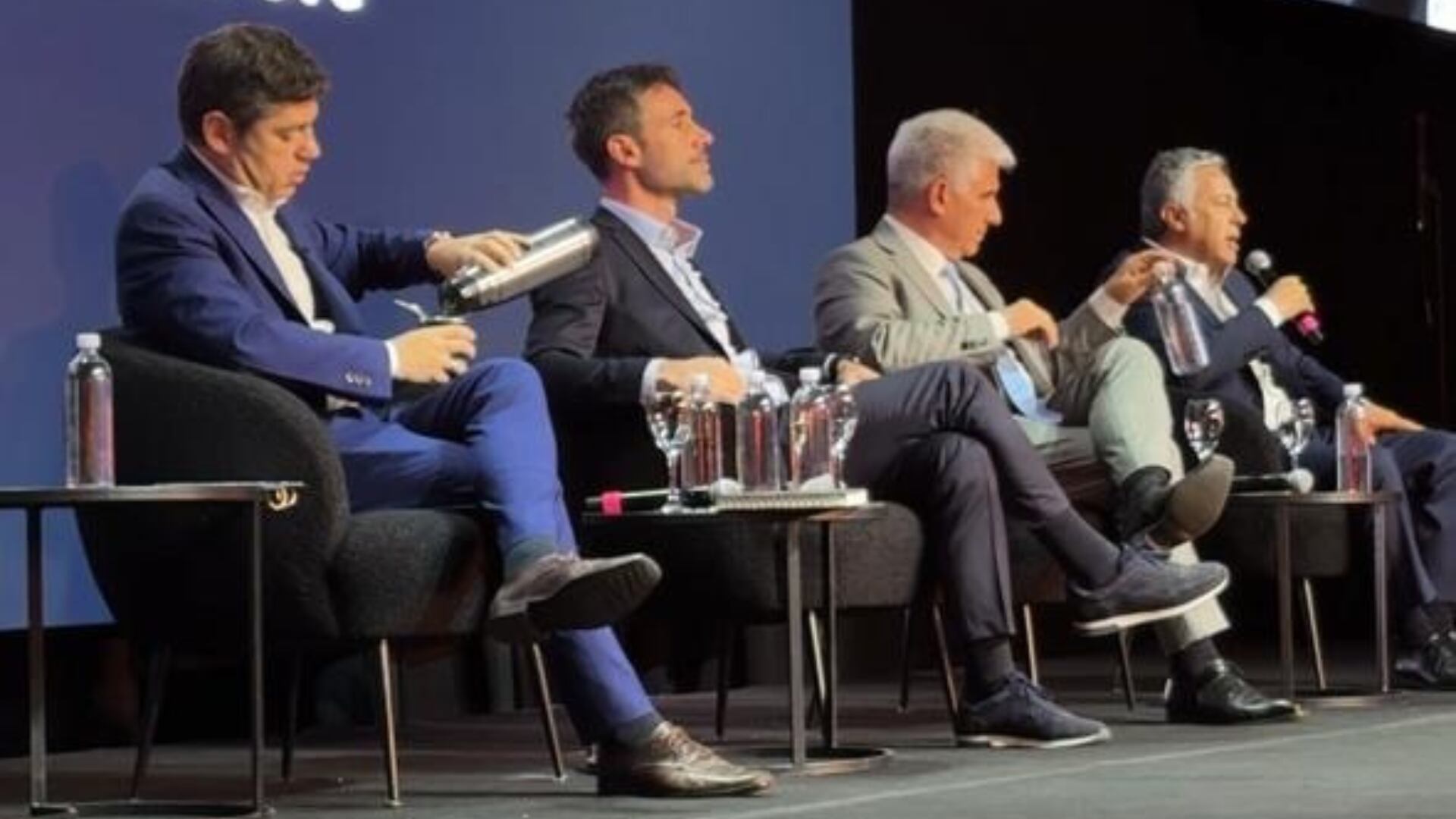 Axel Kicillof llegó tarde al evento del CFI. Mientras hablaba Alfredo Cornejo aprovechó para cebar mate