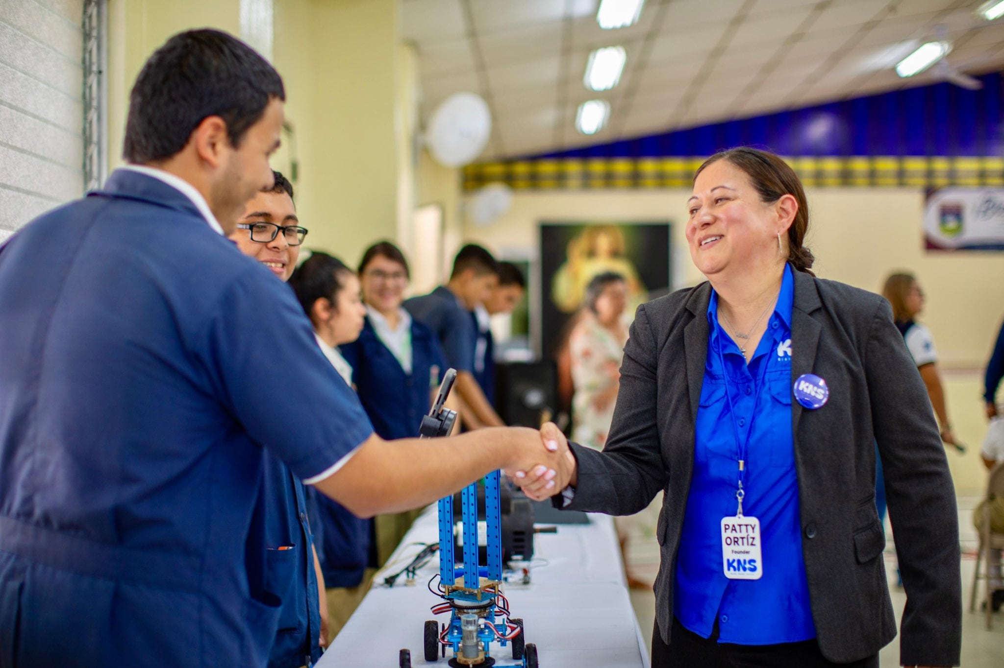 Patricia Ortiz comparte experiencias con estudiantes del Complejo Educativo Católico Nuestra Señora de La Paz durante su gira educativa en El Salvador. (Cortesía: Ministerio de Educación de El Salvador)