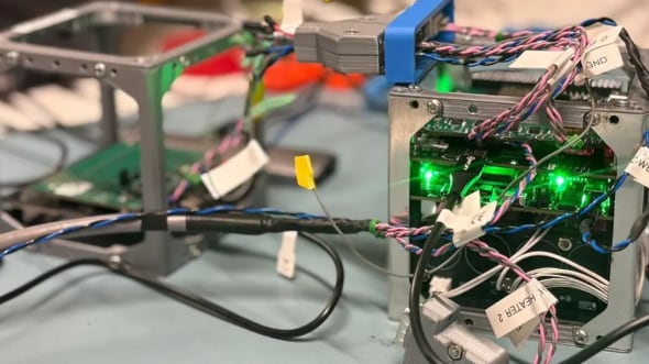El modelo funcional electrónico BALLS fue construido por el equipo de la Universidad de Stellenbosch. Durante la fase de pruebas, el modelo envió datos entre el modelo y una unidad de aterrizaje simulada.(Crédito de la imagen: Africa2Moon)