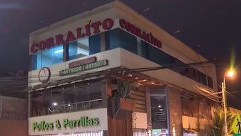 Un falso repartidor de delivery ingresó a una pollería de La Perla, en el Callao, para dejar un presunto mensaje extorsivo y disparar contra una mampara de vidrio - Créditos: Captura de pantalla de Latina.