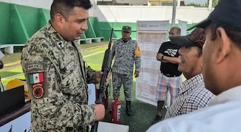 Militar inspecciona una arma, como parte del programa "Sí al desarme, sí a la paz".
Crédito: Gobierno de México