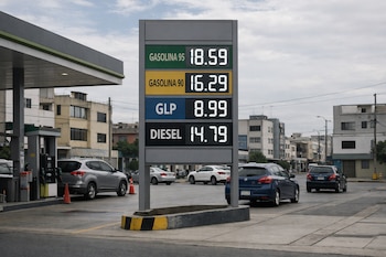 Cartel de precios de combustibles con Gasolina 95, Gasolina 90, GLP y Diésel. Estación de servicio con surtidores, autos y edificios urbanos.