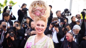 Elena Lenina, la actriz rusa que siempre sorprende por sus peinados originales e imposibles en el Festival de Cannes