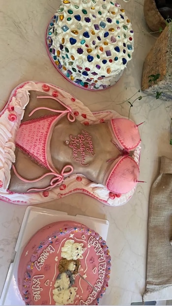 La decoración de la fiesta se centró en mesas con donas, dulces y pasteles personalizados, todos con detalles rosados y diseños alusivos a la temática