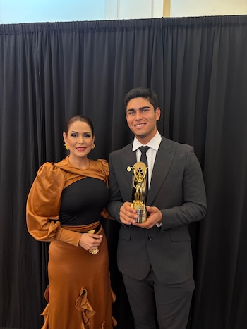 Milena Mayorga sostiene que la familia es el eje central de su vida y de sus logros profesionales. En la foto aparece junto a su hijo Charlie Monterrosa Mayorga. /(Cortesía)